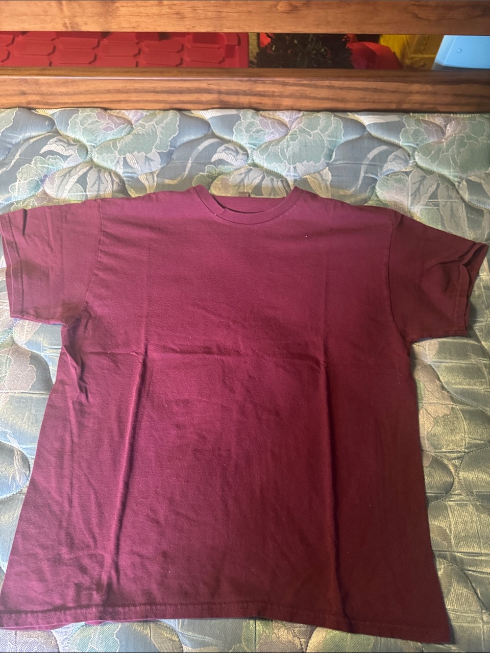 Gildan Short Sleeve Crewneck T‑Shirt in Maroon